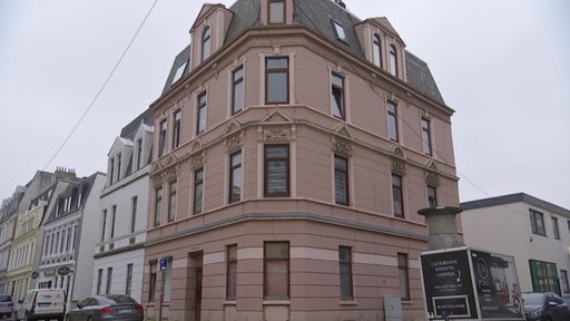 Ein Wohngebäude in der Frenssenstraße in Lehe von außen. 