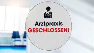 "Arztpraxis geschlossen" steht an einer Tür.