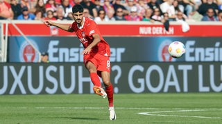 Heidenheim-Angreifer Eren Dinkci spielt einen hohen Pass auf den Flügel.