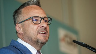 Heiko Strohmann, der Landesvorsitzender der Bremer CDU, spricht zu Beginn des Landesparteitages der CDU Bremen. 