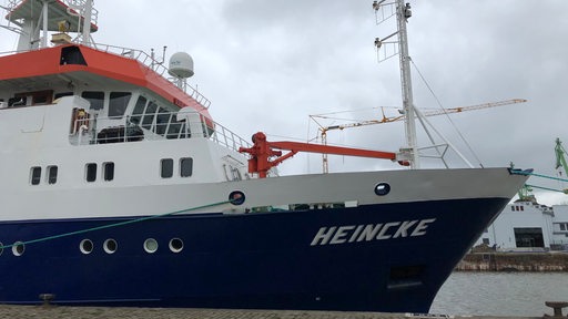 Ein Schiff liegt an einem Pier.