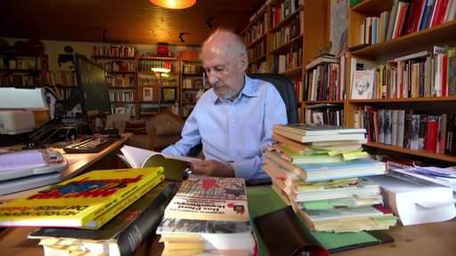 Der bekannte Bremer Strafverteidiger Heinrich Hannover in seinem Büro voller Bücher.