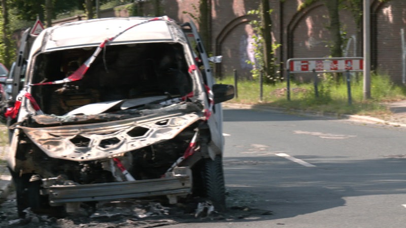 Ein Ausgebranntes Auto steht in einer Straße in Bremen Hemelingen. 