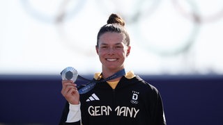 Esther Henseleit aus Deutschland zeigt nach der Siegerehrung ihre Silbermedaille.