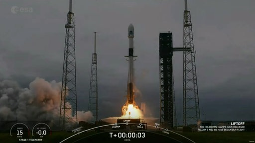 Die Falcon-9 Rakete startet am Raketenstartplatz.