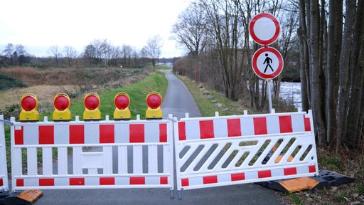 Ein Weg ist wegen Hochwasser gesperrt