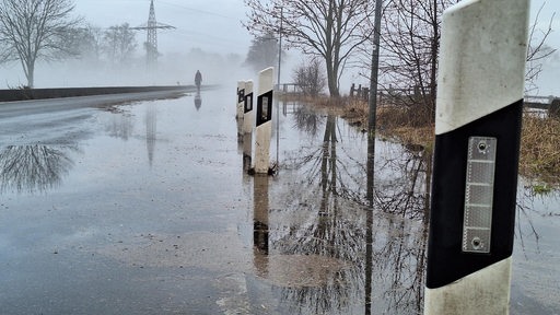 Eine Straße steht halb unter Wasser