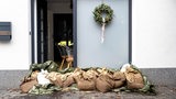 Sandsäcke liegen vor einem Haus in der Gemeinde Lilienthal bei Bremen. 