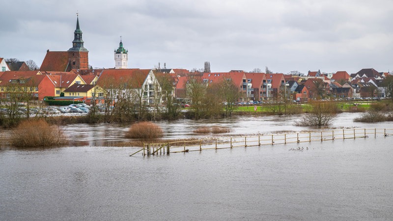 Die Aller in Verden ist über das Ufer getreten und hat Flächen geflutet