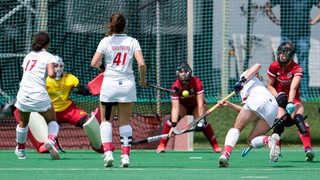 Spielerinnen des Bremer HC im Duell mit Mannheim.  