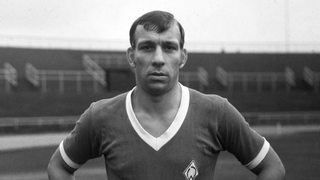 Werder-Spieler Horst-Dieter Höttges posiert 1970 mit erster Miene im Weser-Stadion für das Spielerporträt-Foto.