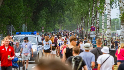 Am Anreisetag des Hurricane-Festivals sind schon rund die Hälfte der erwarteten 80.000 Besucher in Scheeßel angekommen.