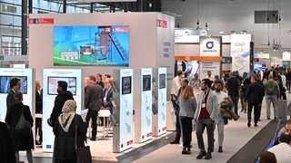 Blick in die Messehalle der Hydrogen-Messe in Bremen 2022