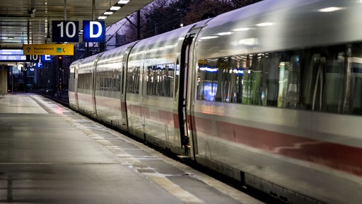 Ein ICE steht in einem Bahnhof.