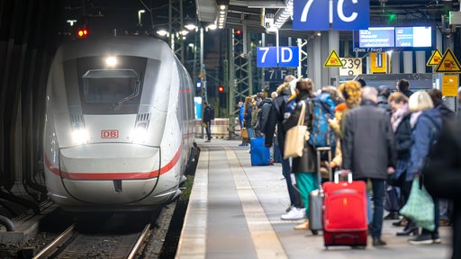 Passagiere warten am Bremer Hauptbahnhof auf einen ICE.