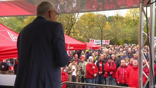 Der Bürgermeister Bovenschulte spricht zu den Protestierenden der Gewerkschaft.