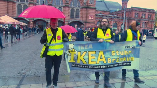 Zu sehen sind Demonstranten vor dem Bremer Hauptbahnhof.