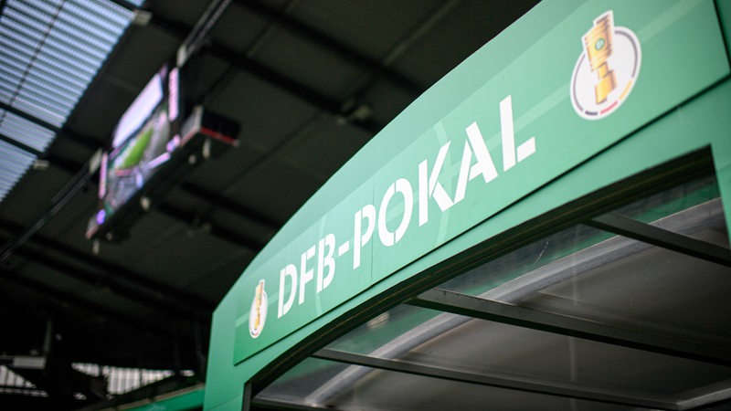 Zu sehen ist der Schriftzug des DFB-Pokals am Spielertunnel im Weser-Stadion.