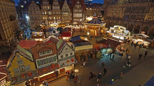 Der Blick auf den Bremer Weihnachtsmarkt auf dem Marktplatz.