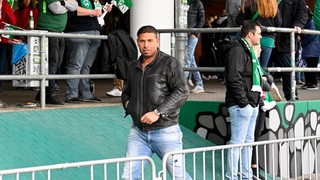 Tim Wiese geht am Weser-Stadion entlang.