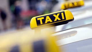 Taxi-Autos warten auf Fahrgäste. 