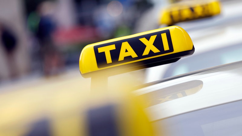 Taxi-Autos warten auf Fahrgäste. 