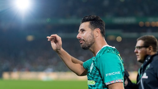 Claudio Pizarro winkt gerührt bei seiner Abschiedsrunde im Weser-Stadion den Fans zu.