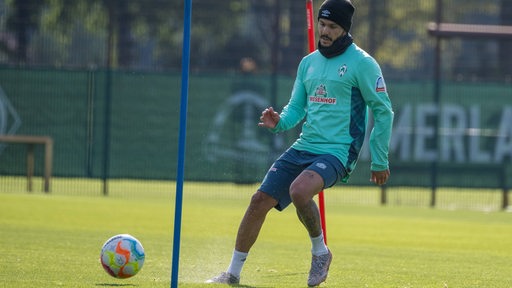 Werder-Mittelfeldspieler Leonardo Bittencourt trainiert mit dem Ball.