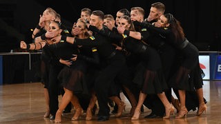 Die ukrainische Lateinformation bei einer Pose ihrer Choreografie "Unbreakable" bei der WM.