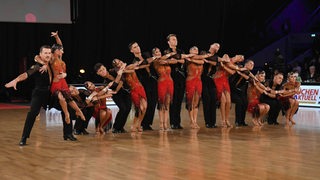 Die österreichische Lateinformation HSV Zwölfaxing bei einer Pose der Choreografie "One Chance" bei der WM.