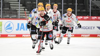 Eishockey-Spieler der Fischtown Pinguins haben einen Treffer bejubelt.