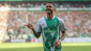 Leonardo Bittencourt lächelt im Werder-Trikot.