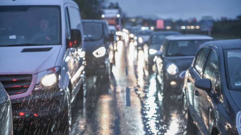 Mehrere Autos stauen sich auf einer Autobahn.