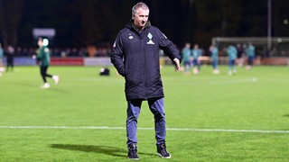 Frank Baumann steht in Heeslingen auf einem Fußballplatz.