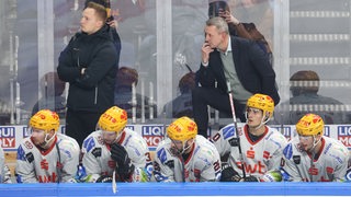 Thomas Popiesch schaut nachdenklich auf der Pinguins-Bank.