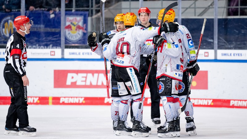 Spieler der Fischtown Pinguins jubeln nach dem Treffer zum 1:2 von Niklas Andersen.