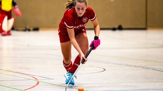 Lena Frerichs vom Bremer Hockey-Club bei einem Hallen-Bundesliga-Spiel am Ball.