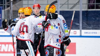 Torjubel der Bremerhavener nach dem 1:2 von Niklas Andersen (Fischtown Pinguins Bremerhaven, 71) 