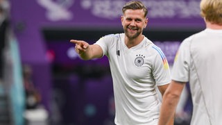 Werder-Stürmer Niclas Füllkrug gut gelaunt beim Aufwärmen vor dem WM-Spiel gegen Costa Rica.