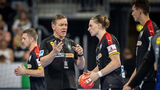 Handball-Nationaltrainer Alfred Gislason spricht mit seinen Spielern.