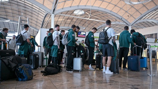 Der Werder-Tross am Flughafen Alicante.