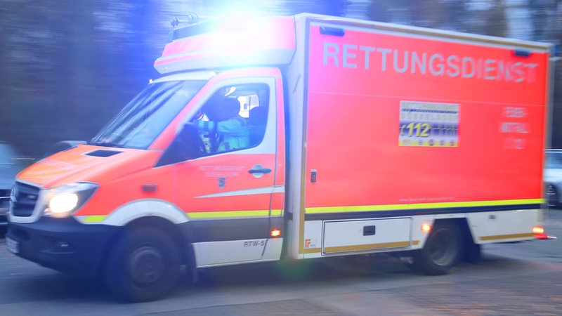 Ein Rettungswagen fährt mit Blaulicht