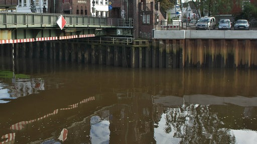 Eine Brücke mit Spundwänden.