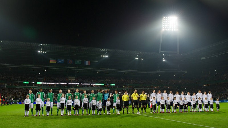 Die beiden Mannschaten 2012 bei den Hymnen im Weser-Stadion.