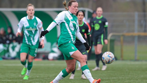 Werder-Stürmerin Stefanie Sanders im Testspiel gegen Wolfsburg am Ball.