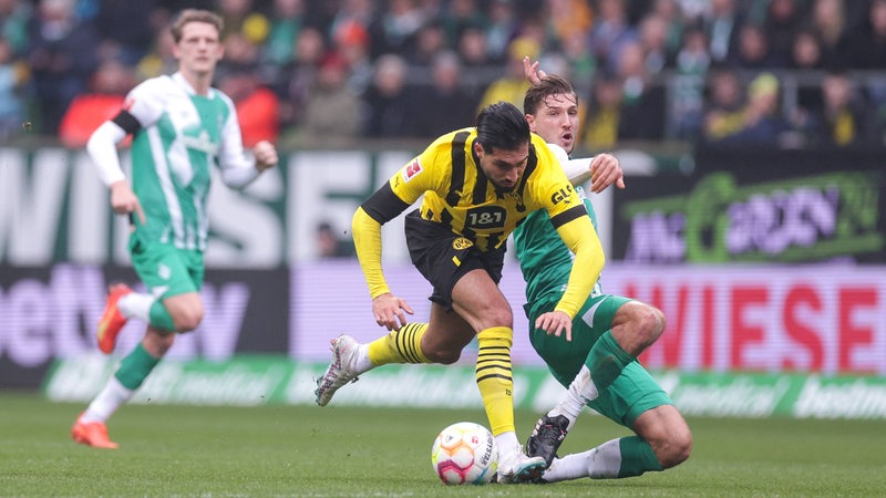 Niklas Stark grätscht Emre Can den Ball vom Fuß.