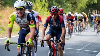 Mehrere Teilnehmer der Deutschland Tour setzen zum Zielsprint an.