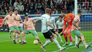 Werder-Kapitän Marco Friedl unterläuft im Getümmel des Strafraumes ein Eigentor gegen Frankfurt.