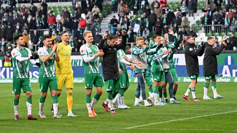 Werder-Team feiert nach dem Sieg gegen Werder mit den Fans