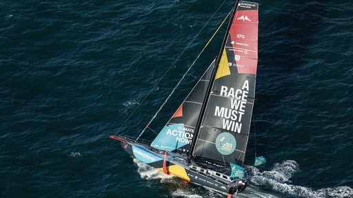 Das Malizia-Boot des Seglers Boris Herrmann liegt schräg im Wind.